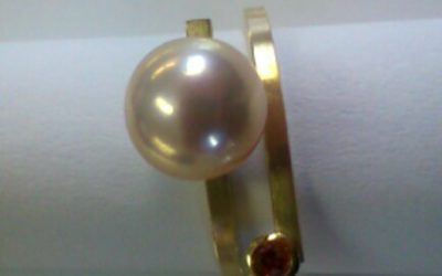 Ring aus 585/- Gelbgold mit Süßwasserperle und Saphier