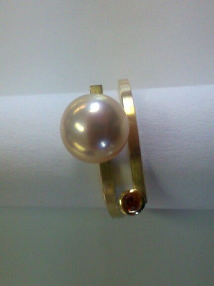 Ring aus 585/- Gelbgold mit Süßwasserperle und Saphier